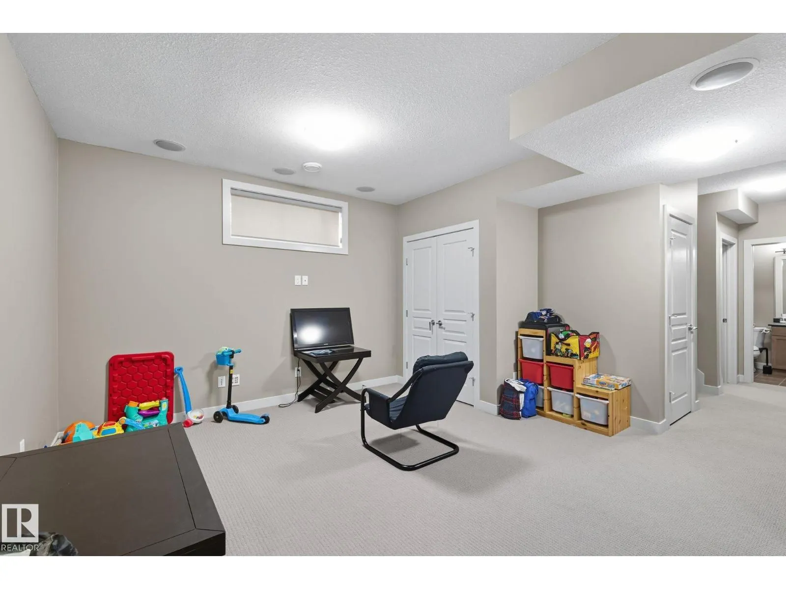 8039 18 AV SW