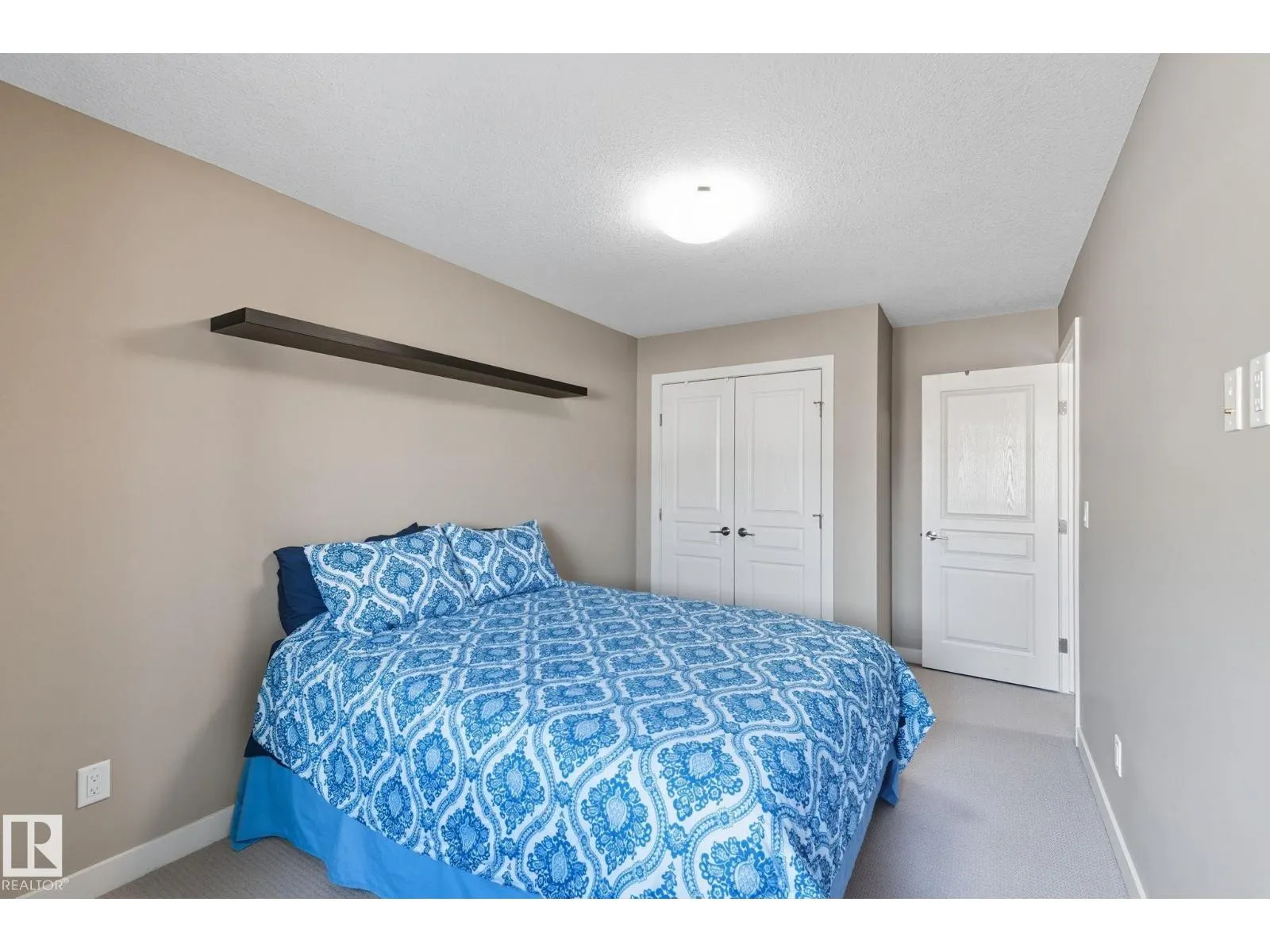 8039 18 AV SW