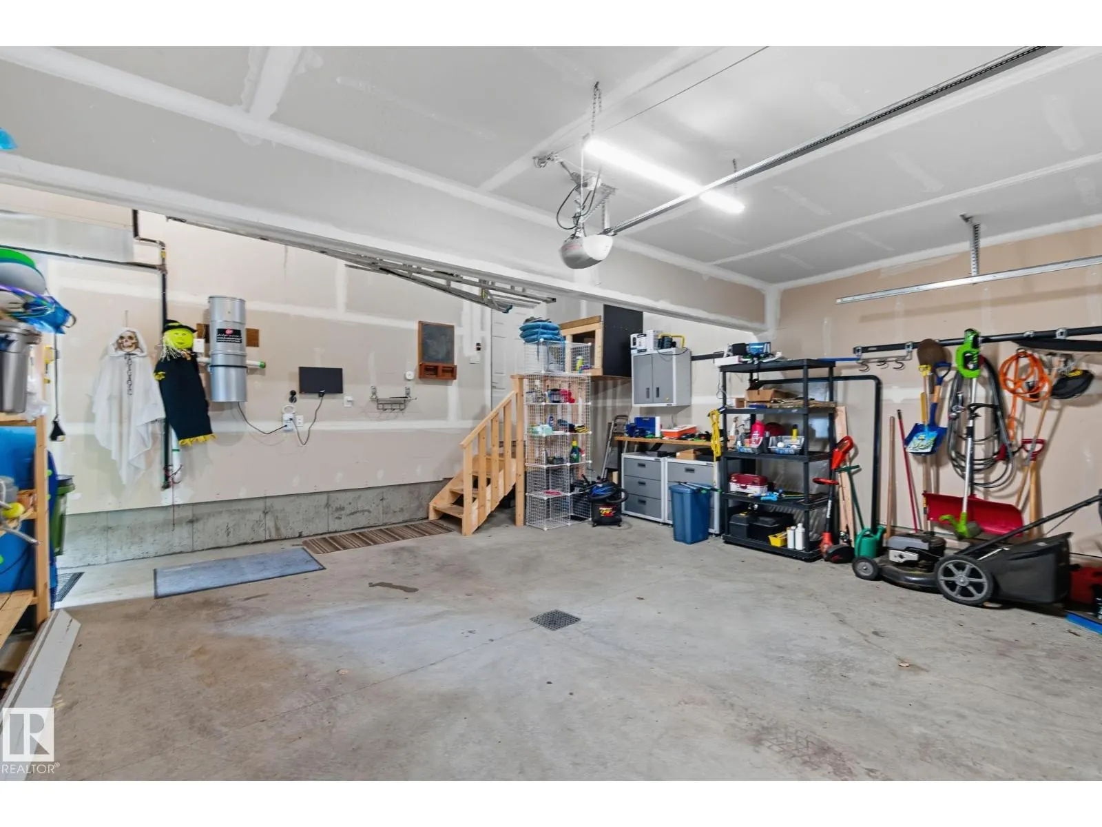 8039 18 AV SW