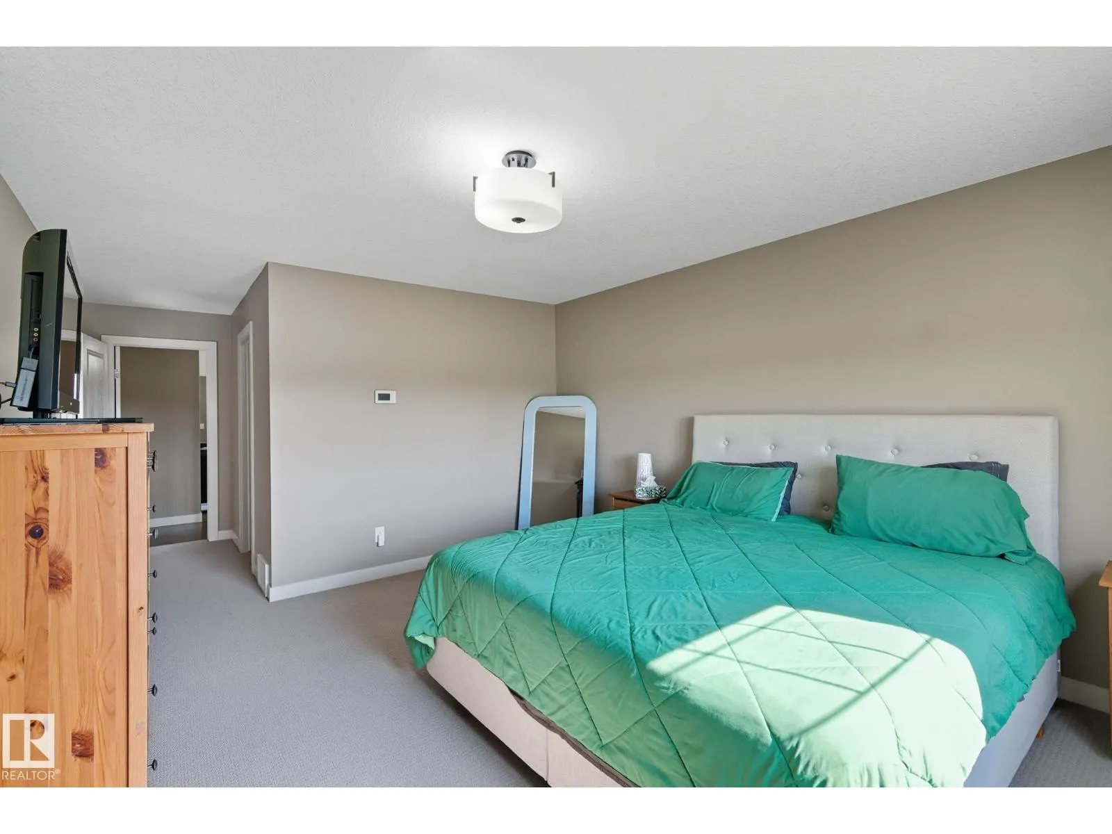 8039 18 AV SW