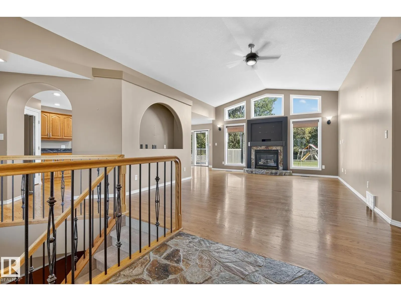 19 COUNTRY LN