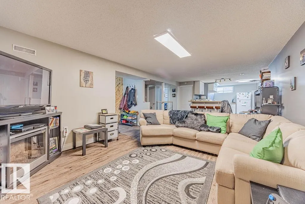 8542 10 AV NW