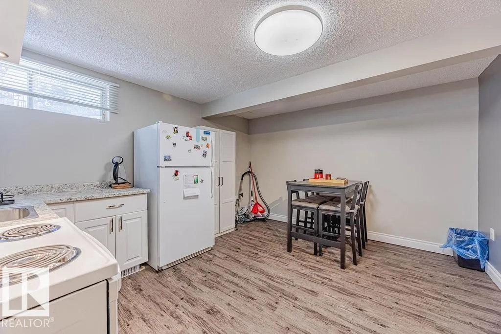 8542 10 AV NW
