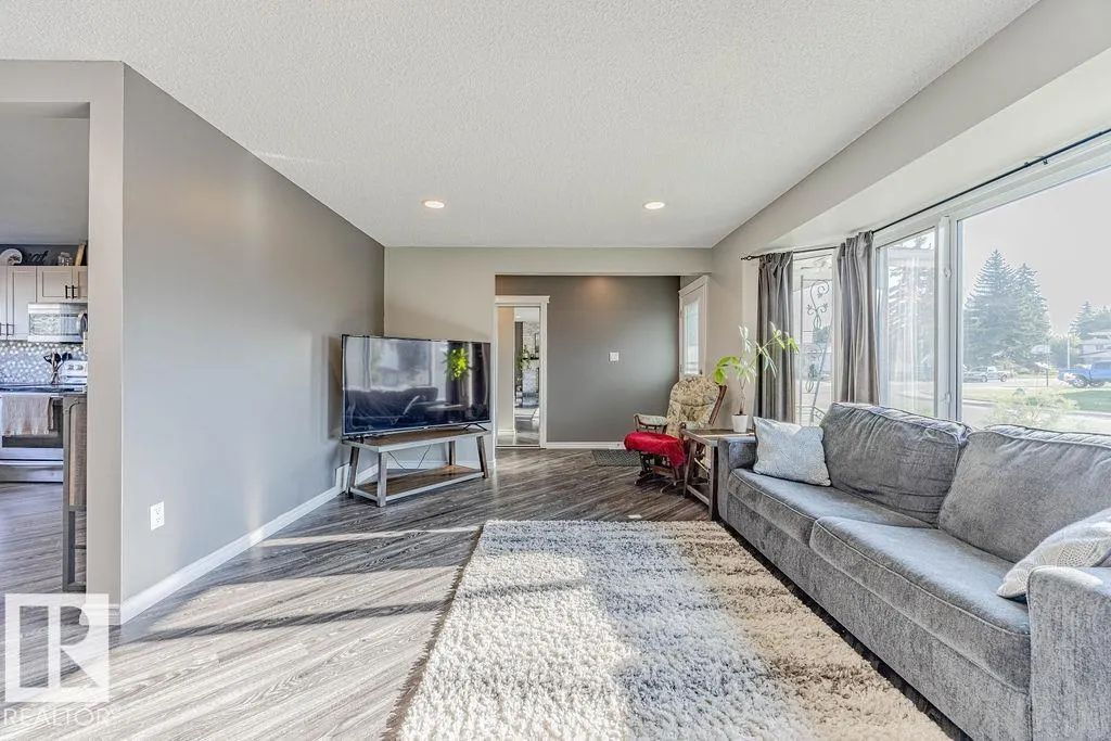 8542 10 AV NW