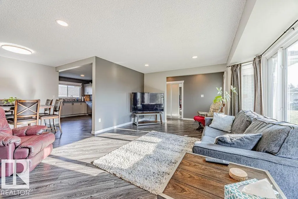 8542 10 AV NW