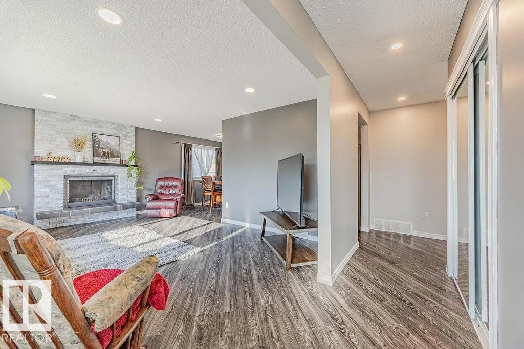 8542 10 AV NW