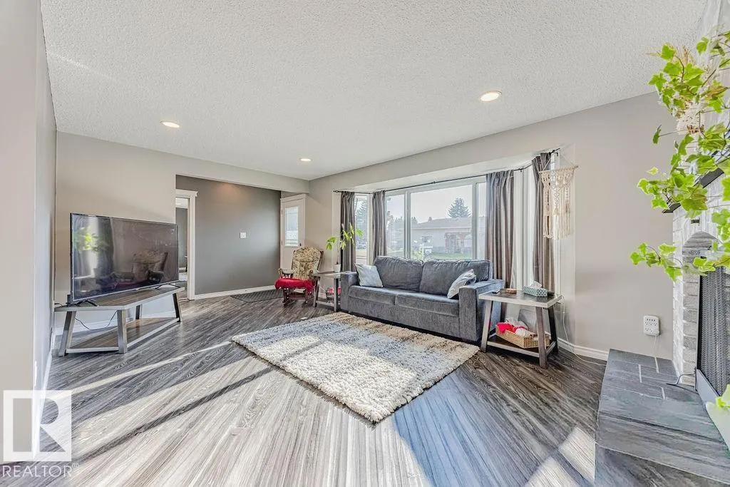 8542 10 AV NW