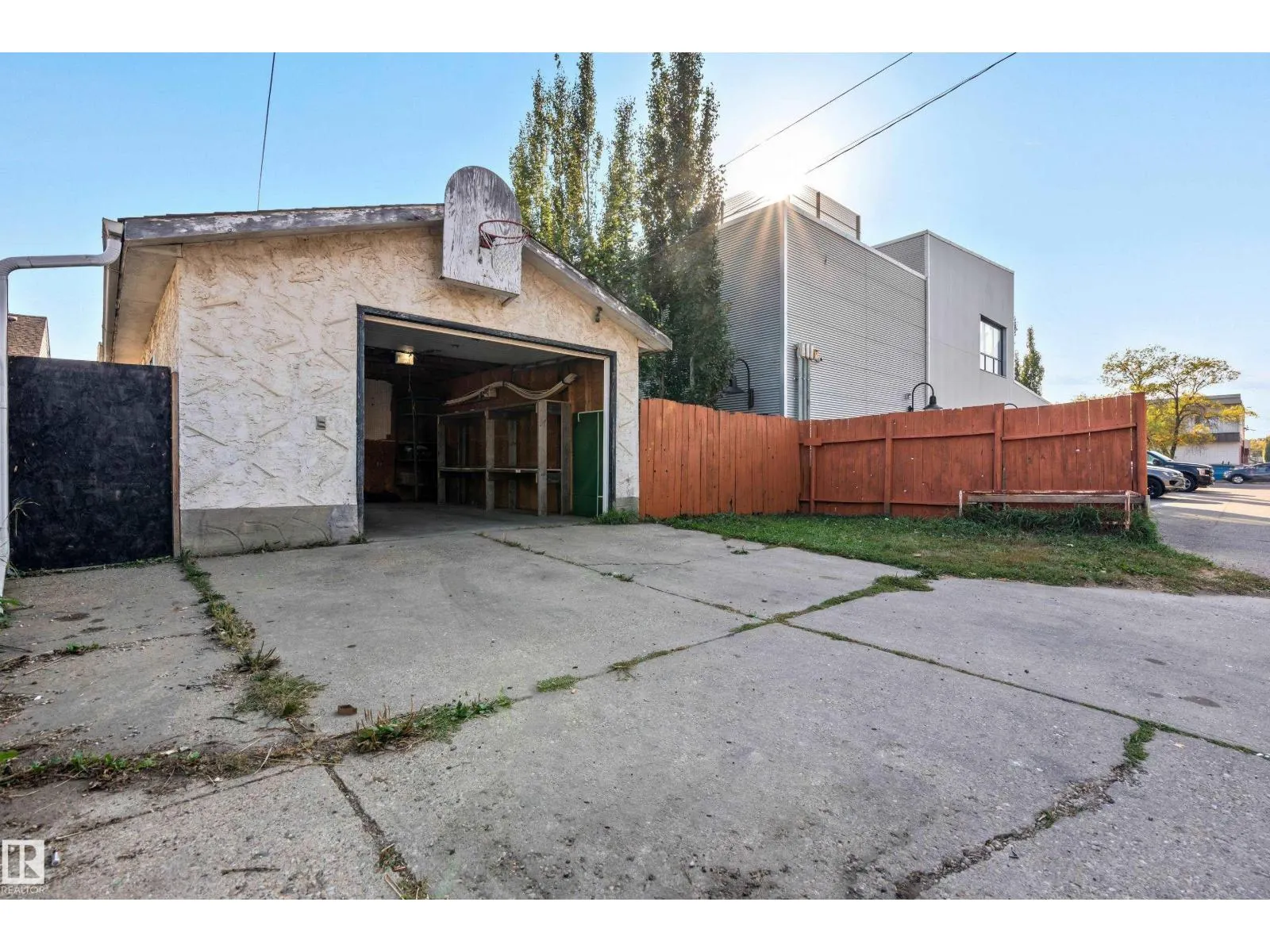 9558 76 AV NW