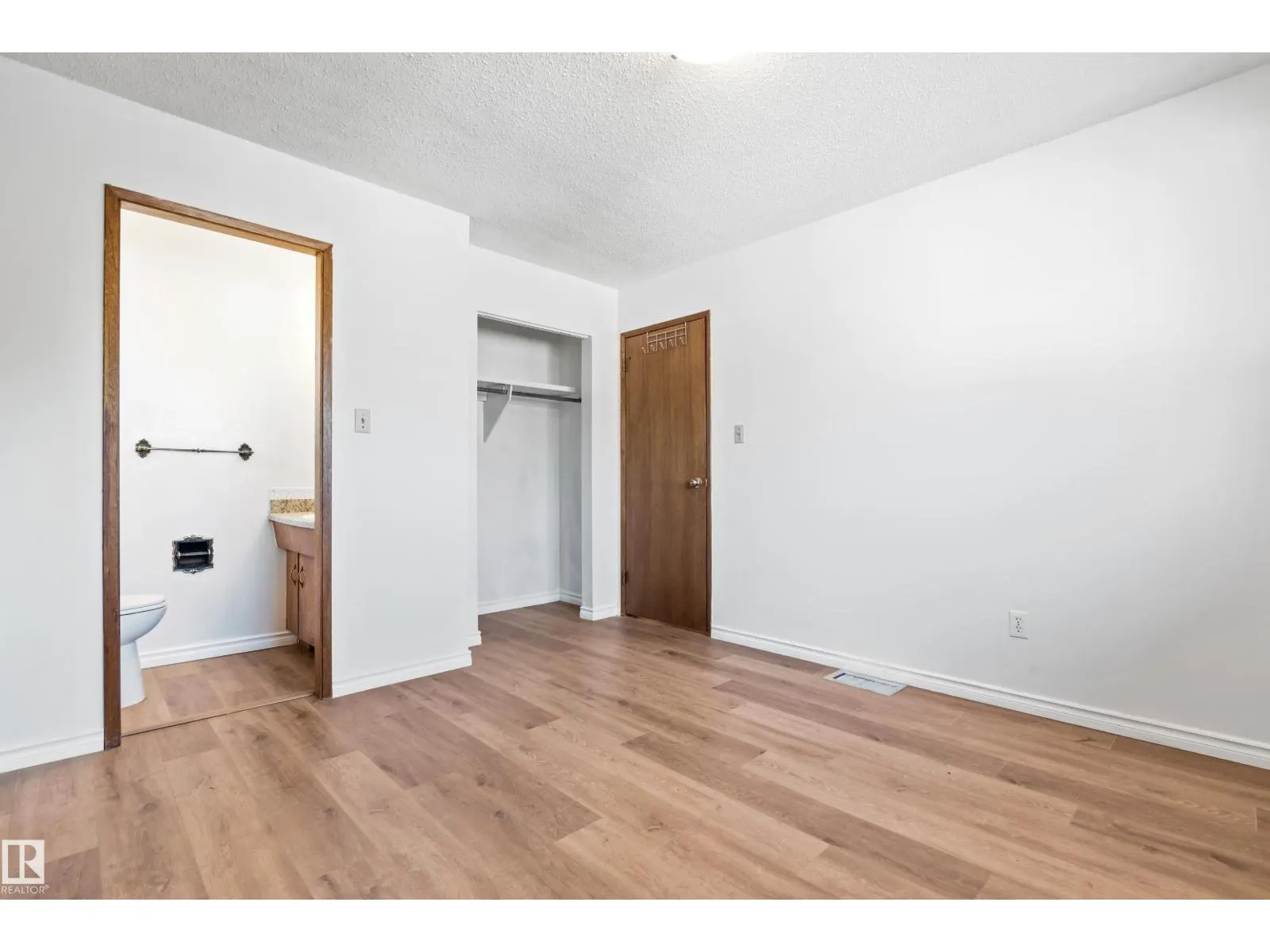 9558 76 AV NW
