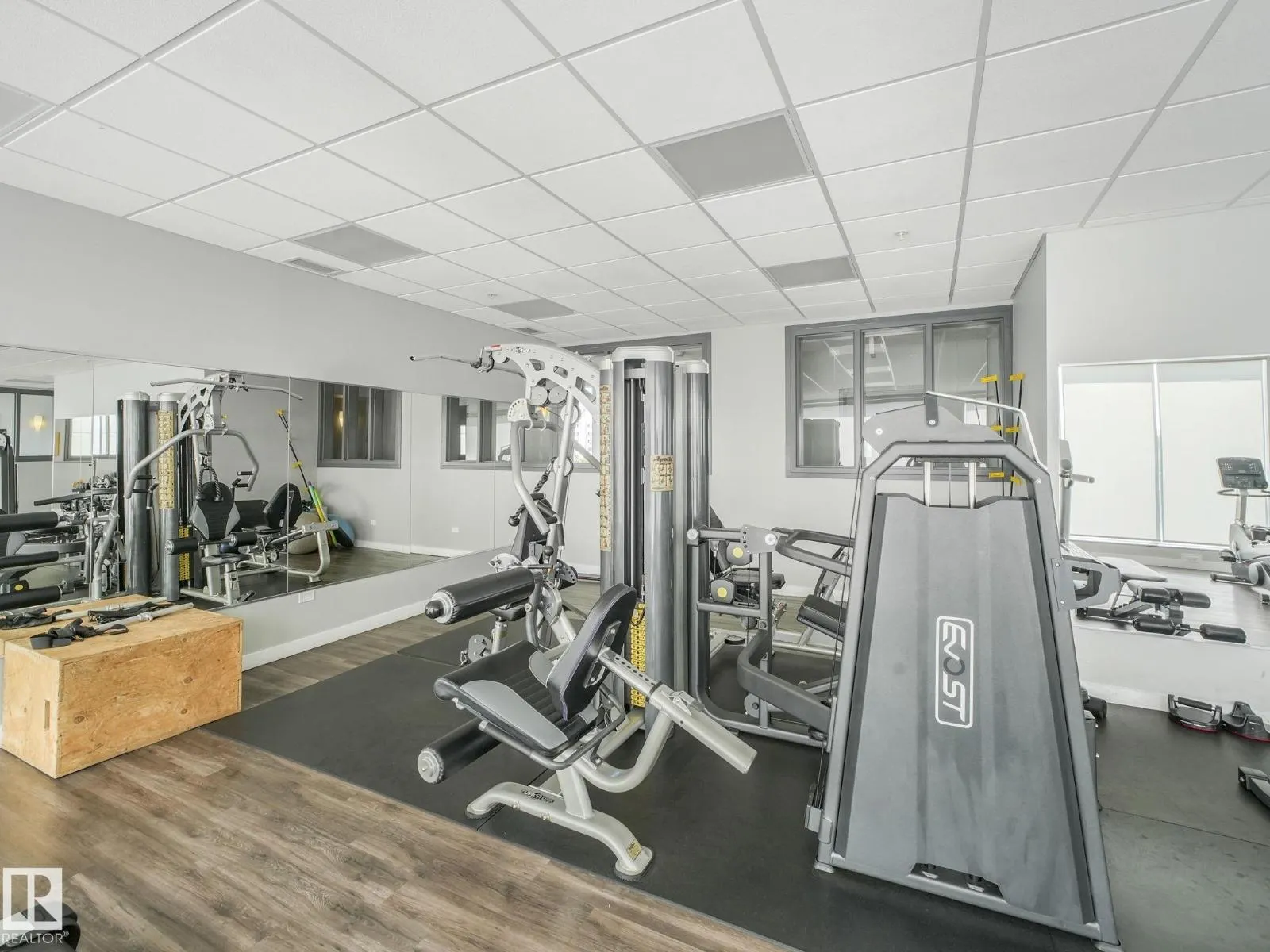 #416 5151 WINDERMERE BV SW