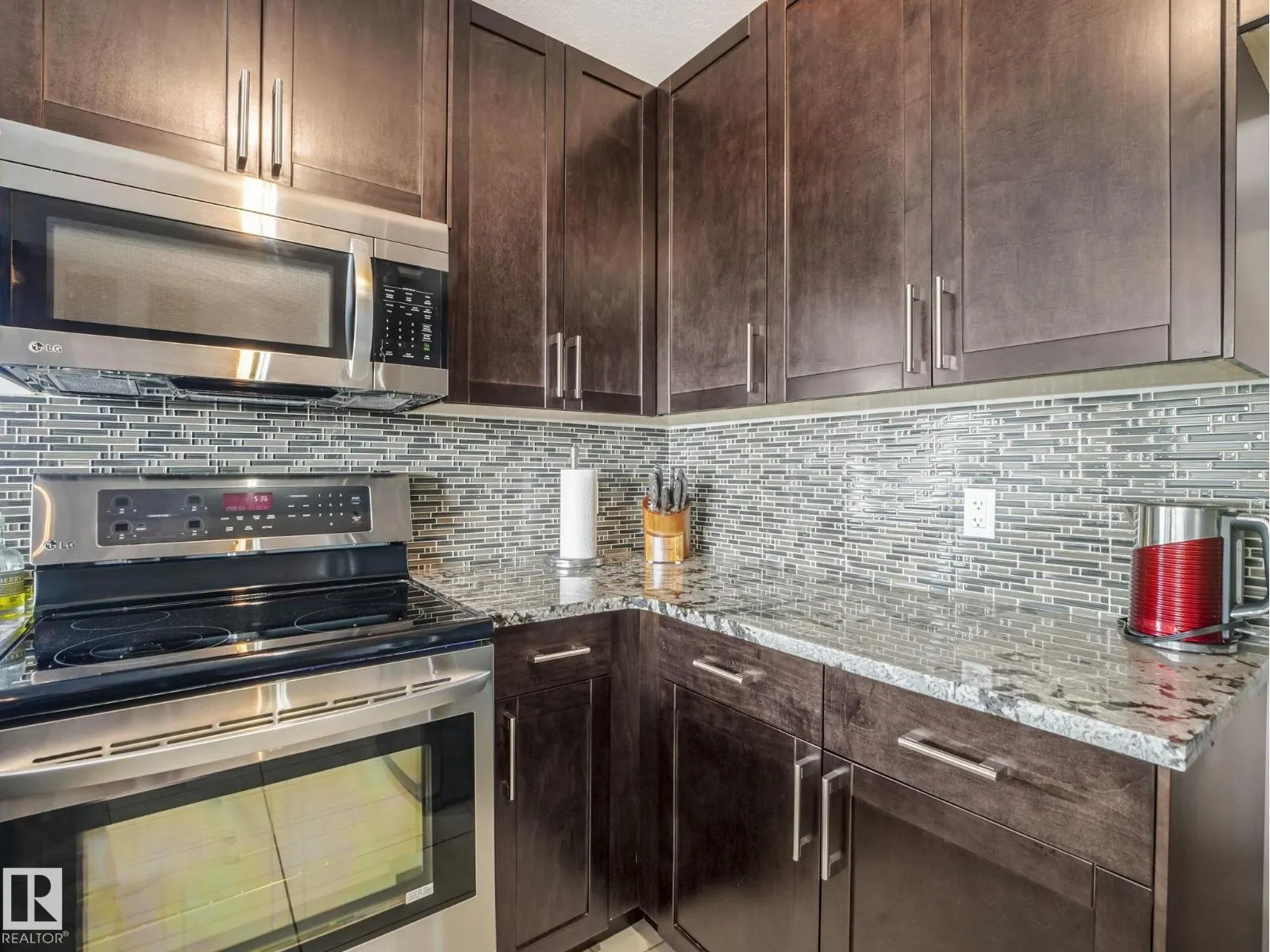 #416 5151 WINDERMERE BV SW
