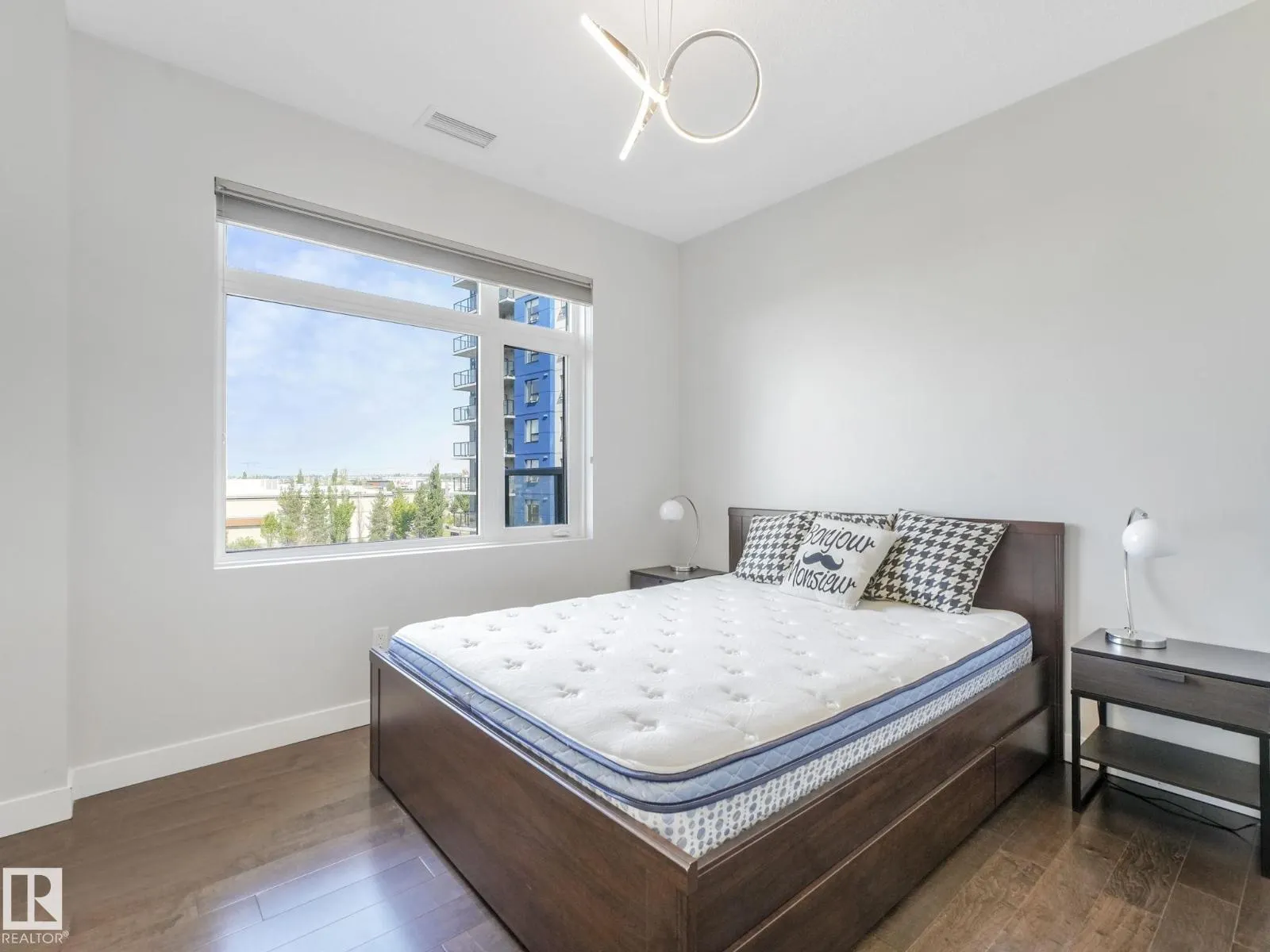 #416 5151 WINDERMERE BV SW