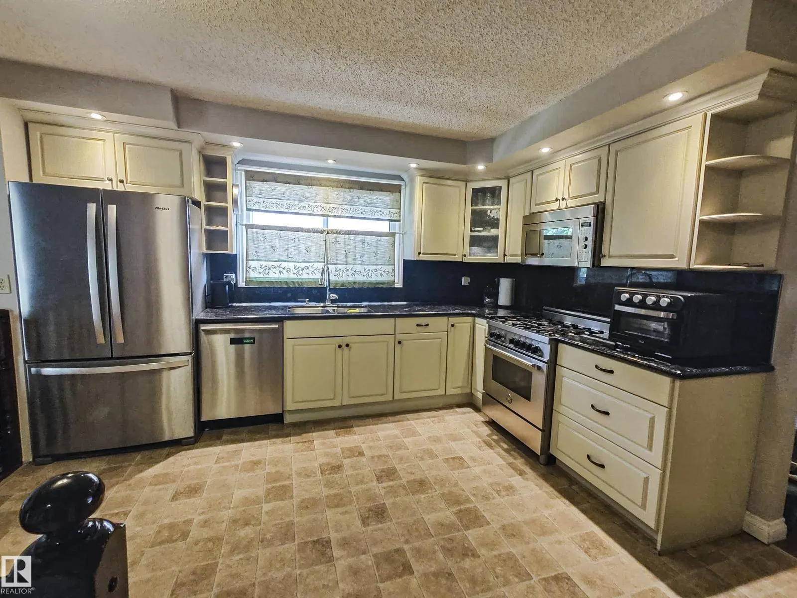 10420 18 AV NW