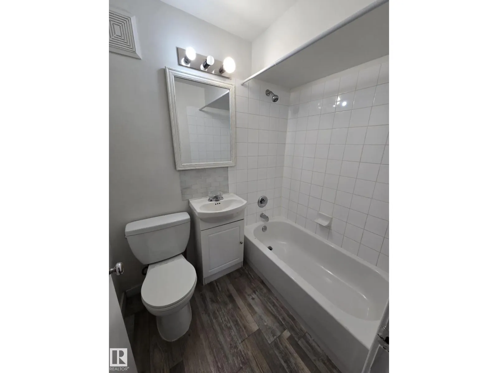6422 - 6424 132 AV NW