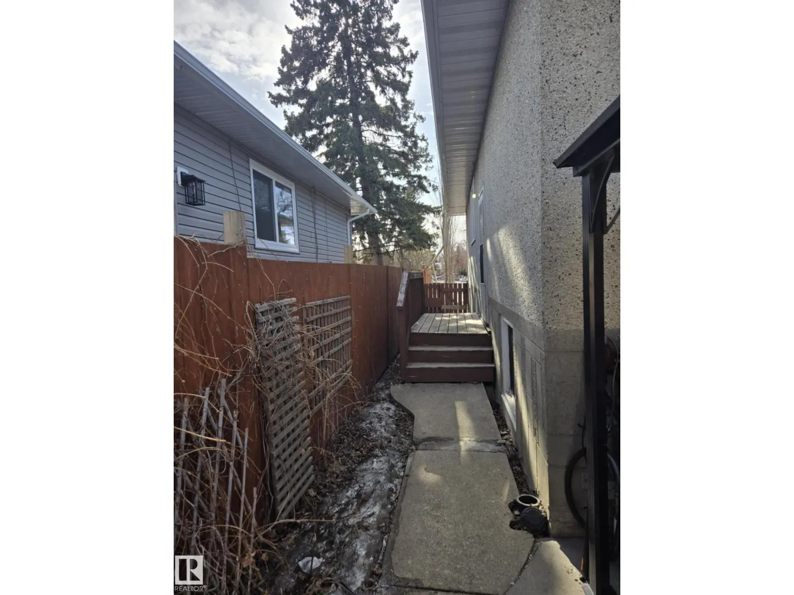 6422 - 6424 132 AV NW
