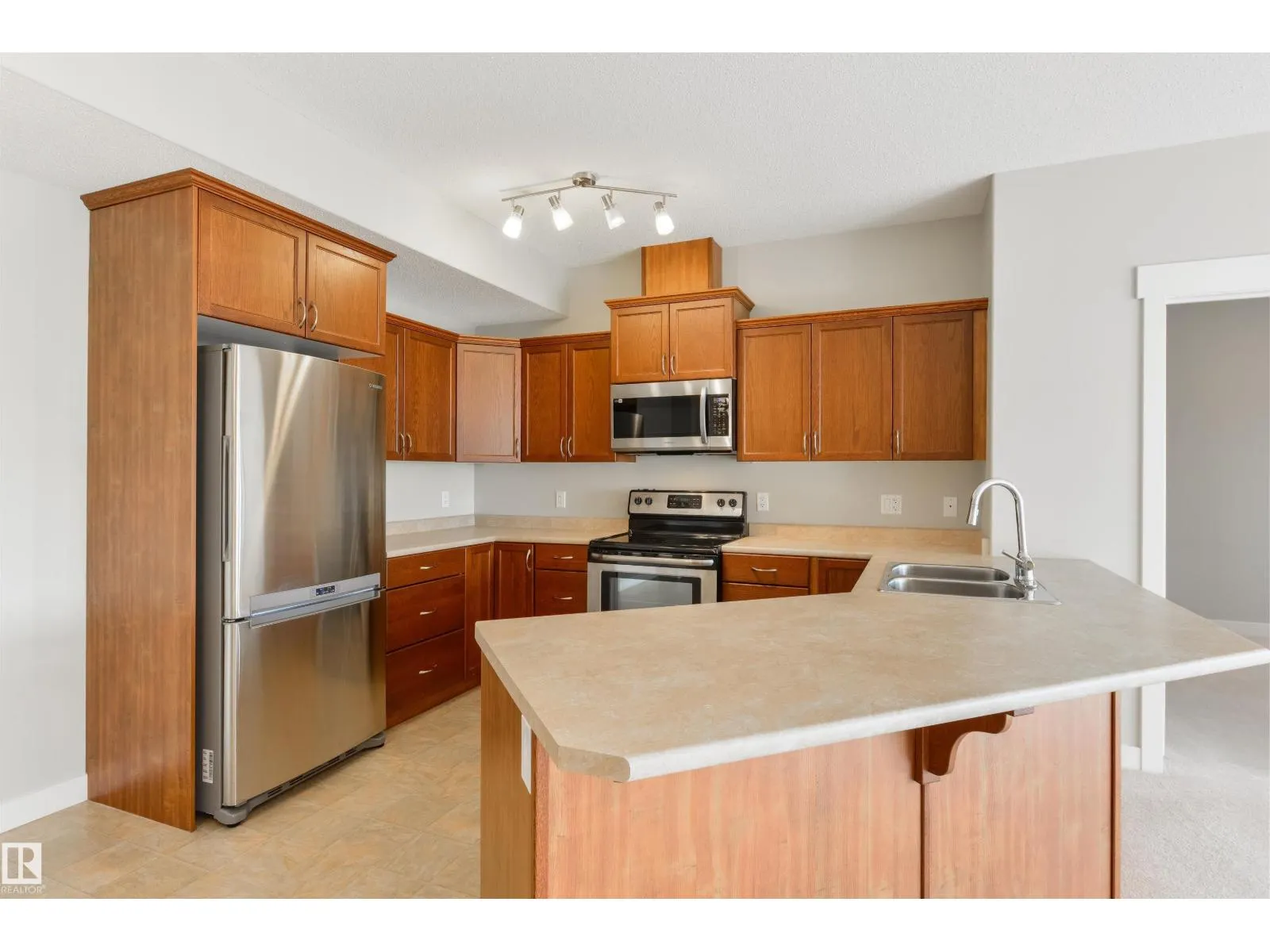 #338 511 QUEEN ST