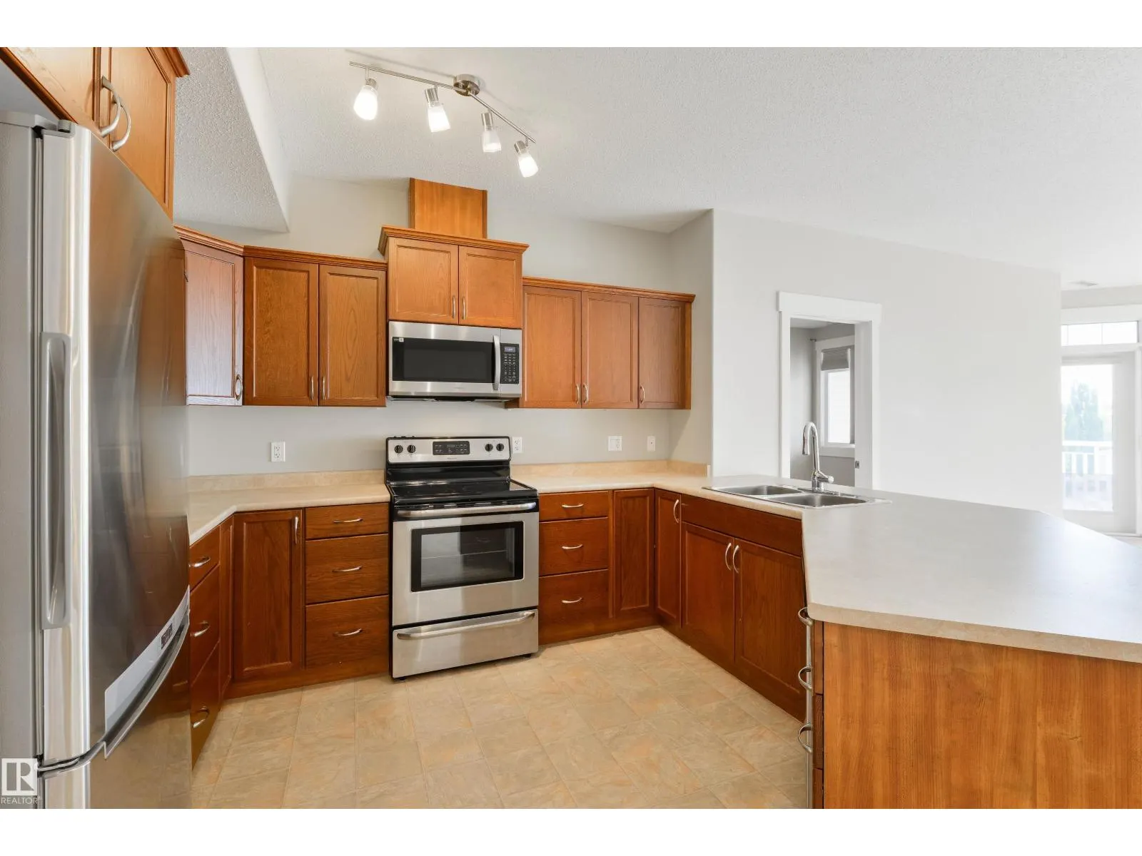 #338 511 QUEEN ST