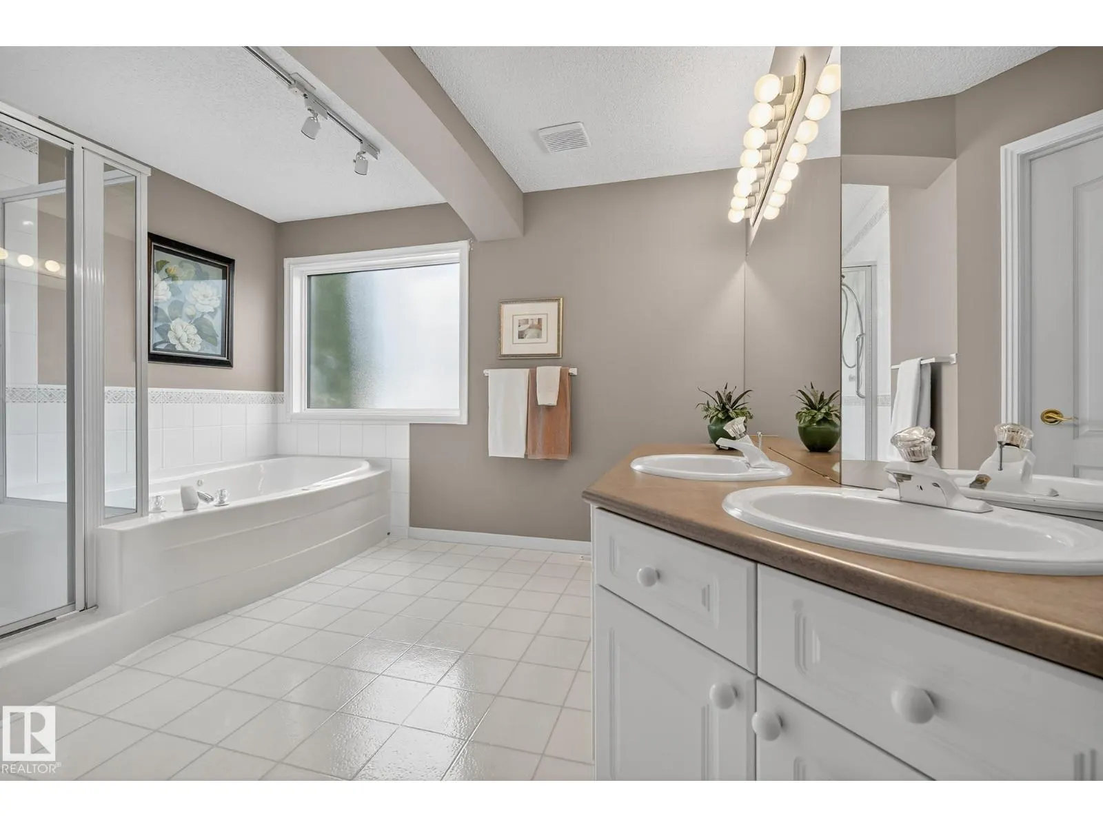 11570 13 AV NW