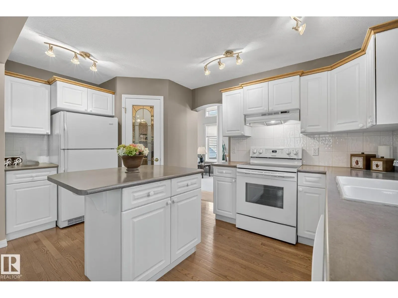 11570 13 AV NW
