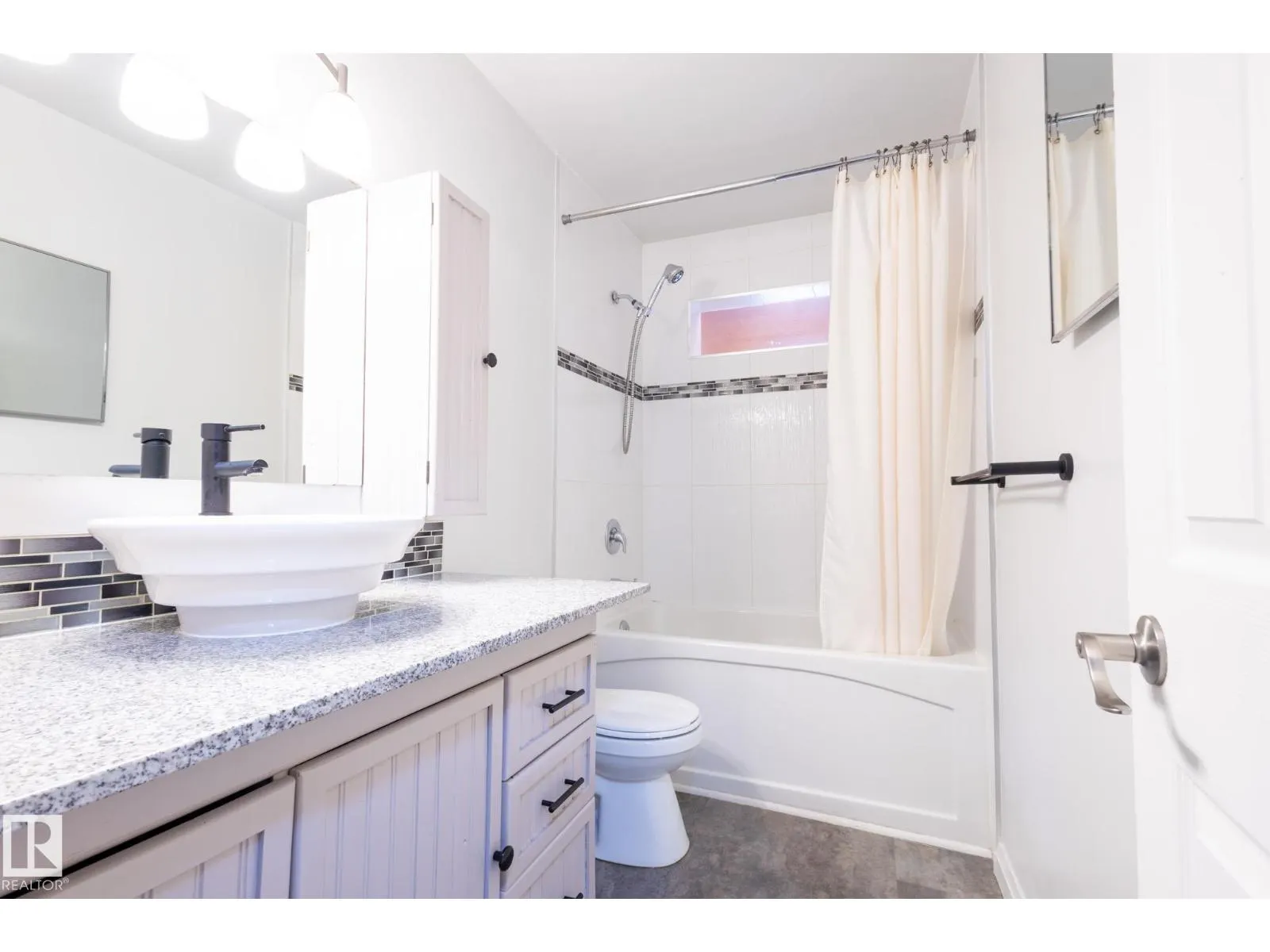 16 LAROSE DR