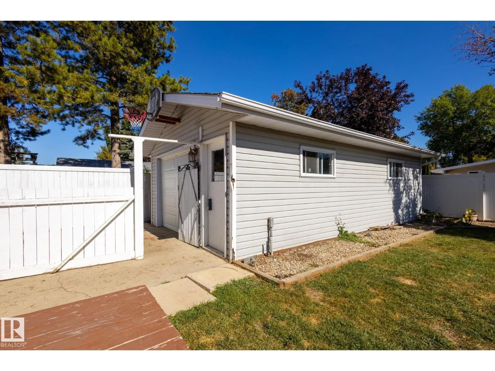 16 LAROSE DR