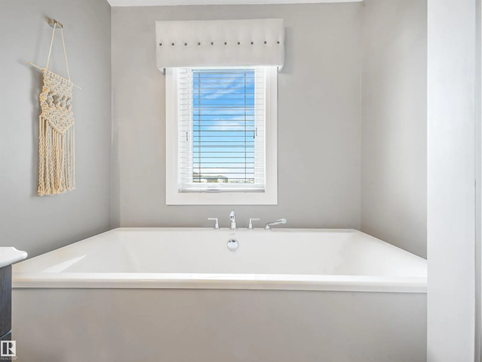 4162 CHARLES LI SW