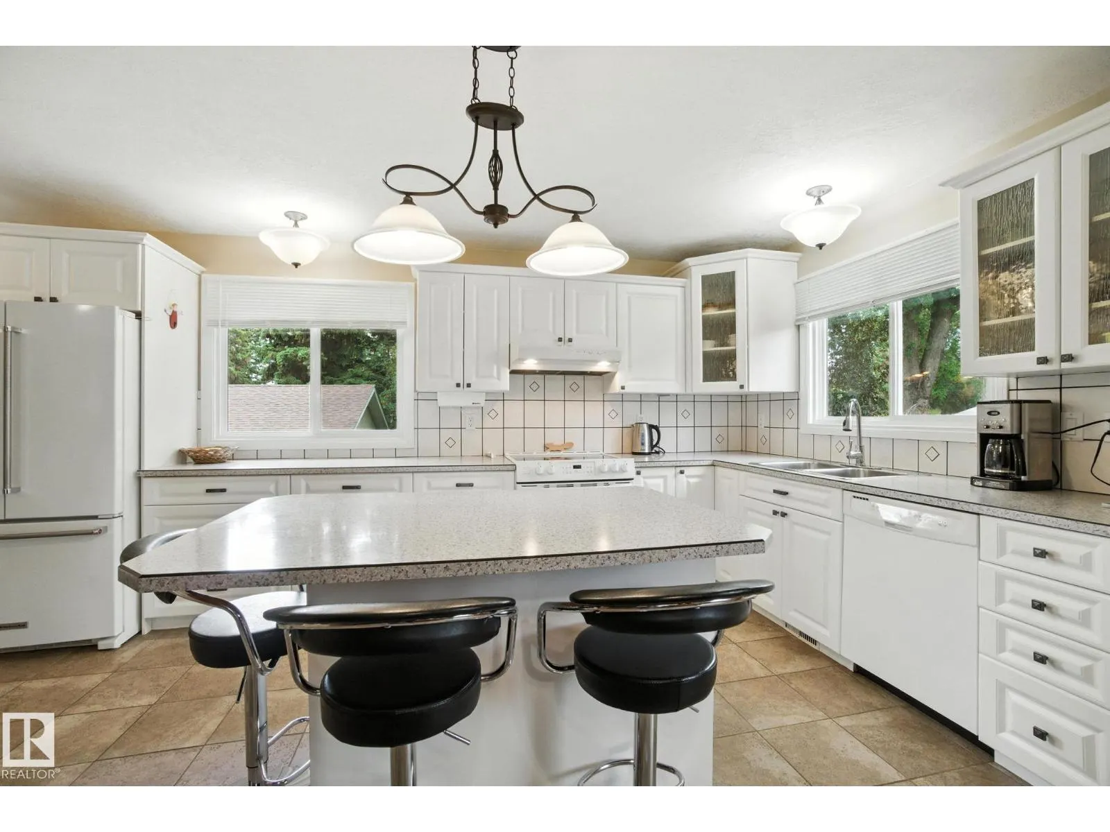 2 LAYDON DR