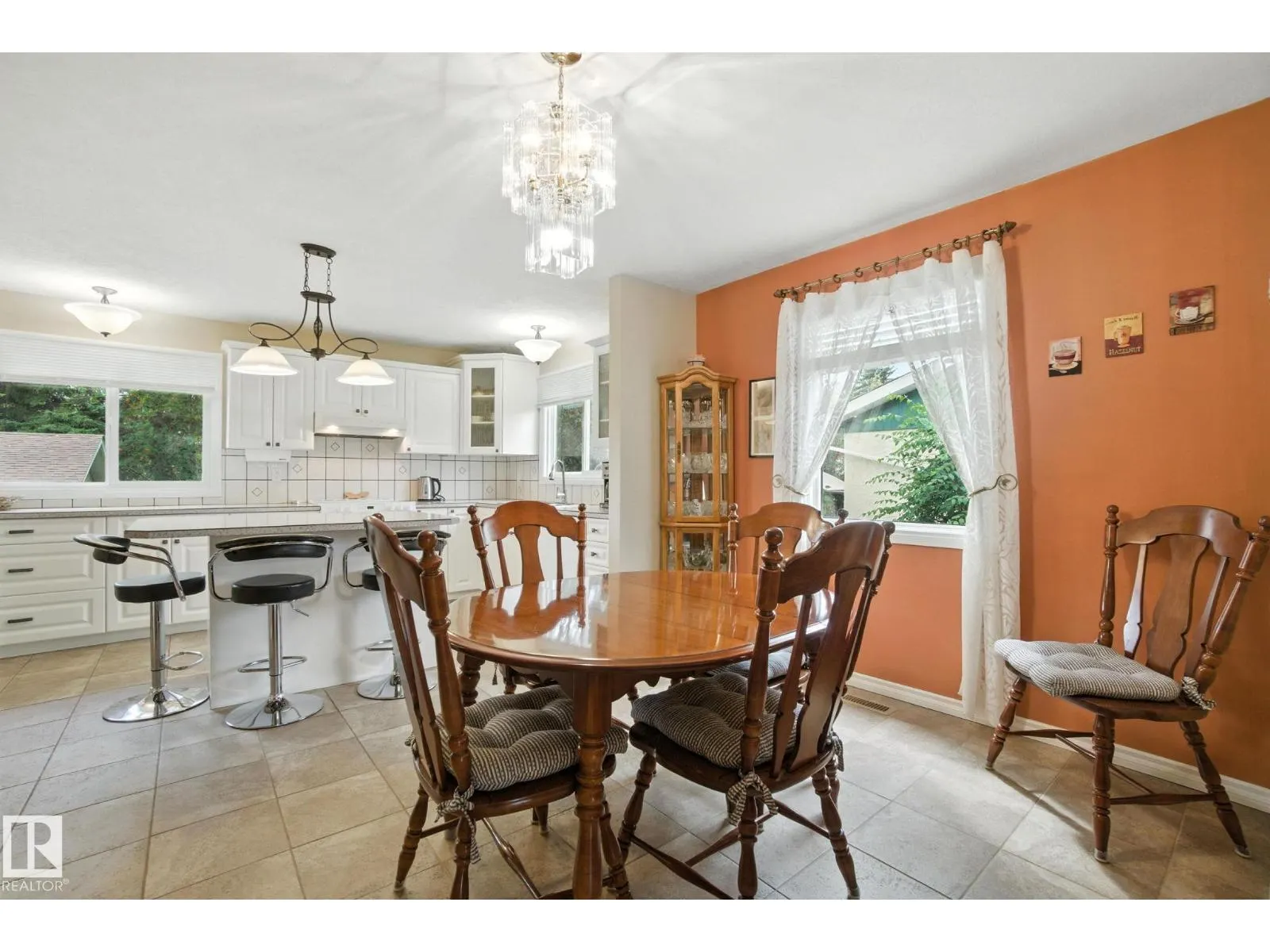 2 LAYDON DR
