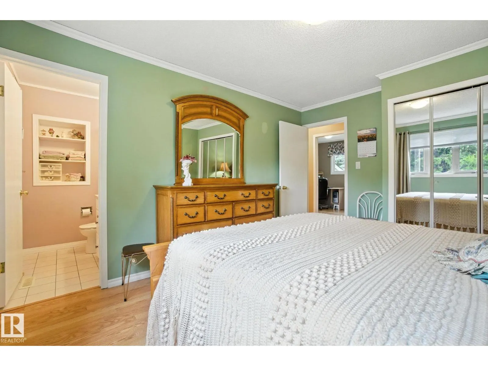 2 LAYDON DR