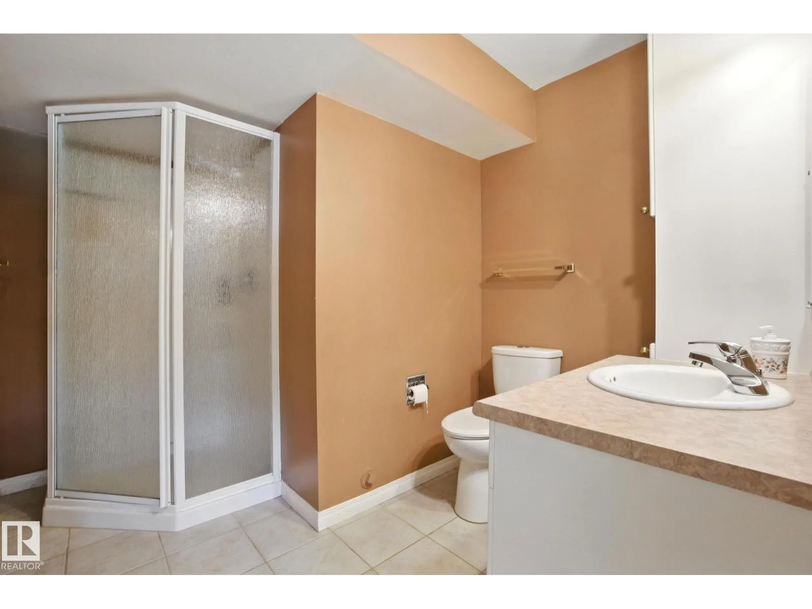 2 LAYDON DR