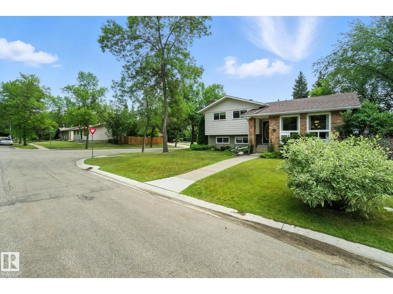 2 LAYDON DR