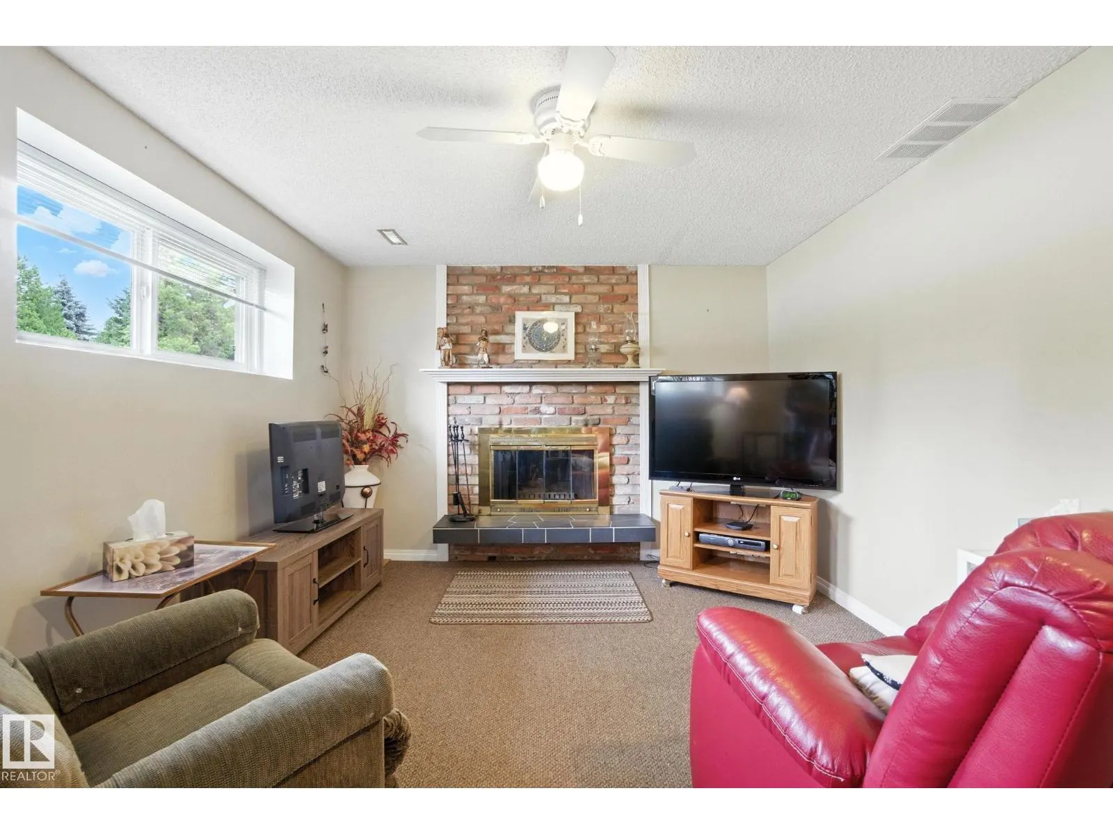 2 LAYDON DR