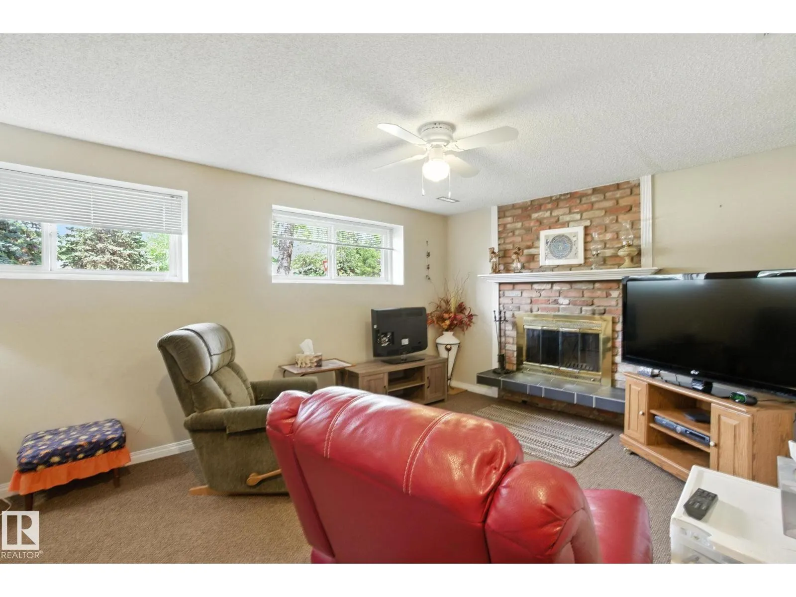 2 LAYDON DR