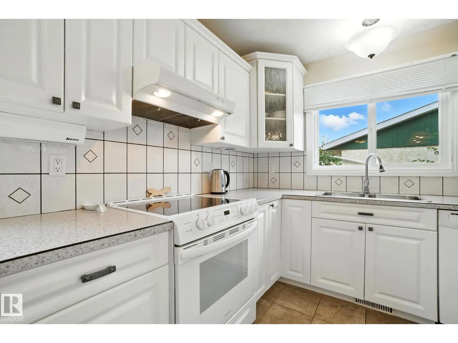 2 LAYDON DR