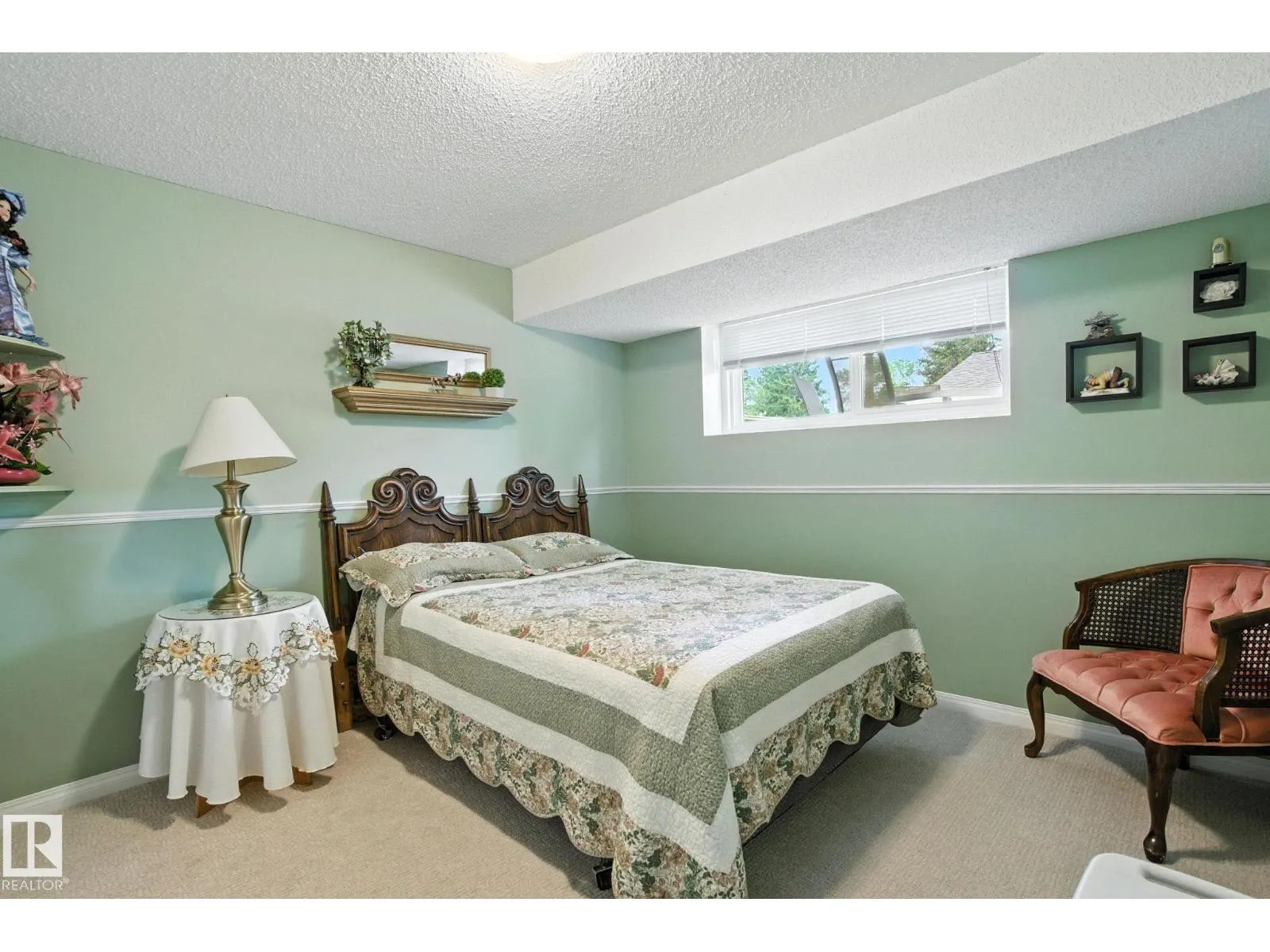 2 LAYDON DR