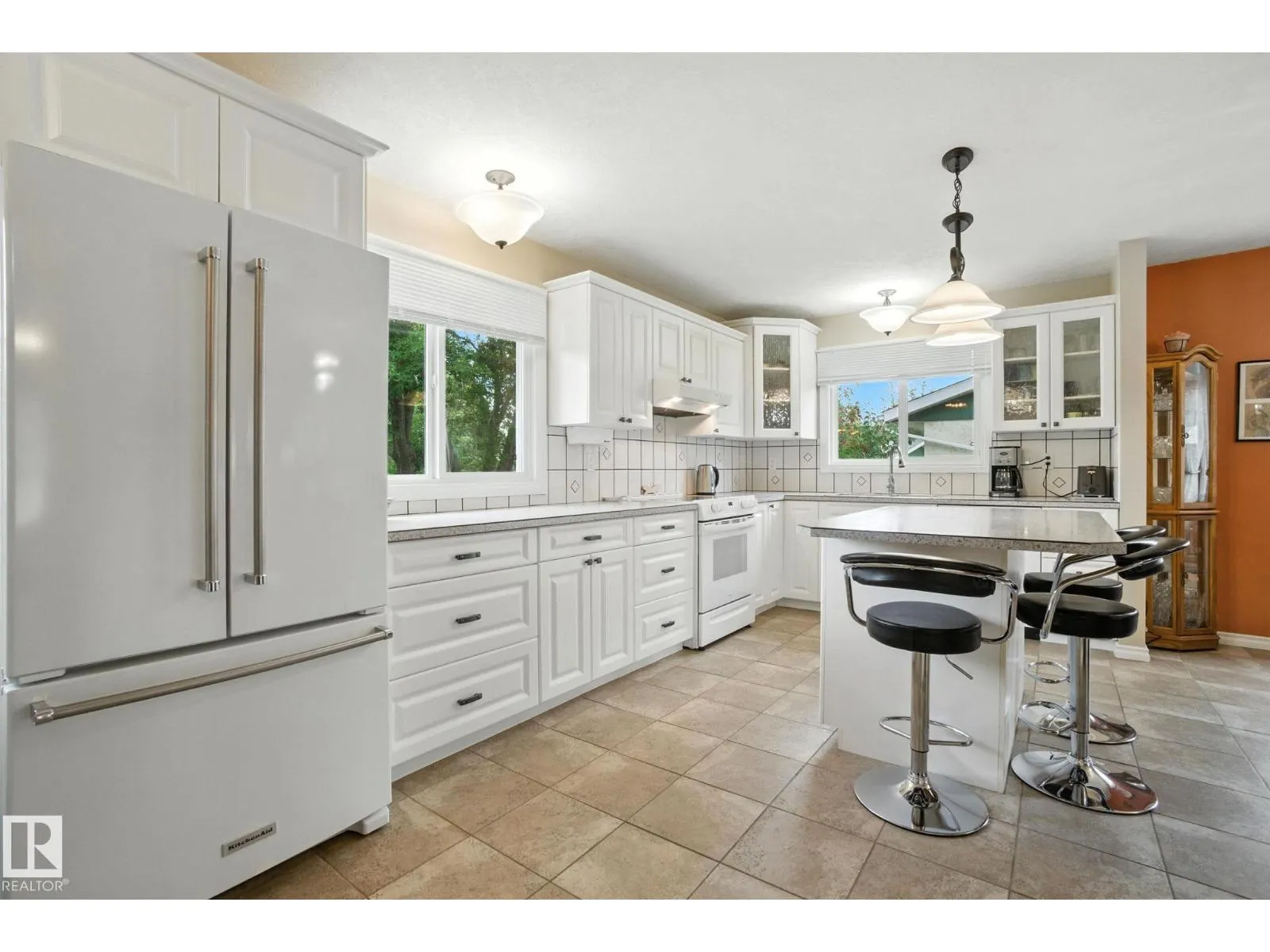 2 LAYDON DR