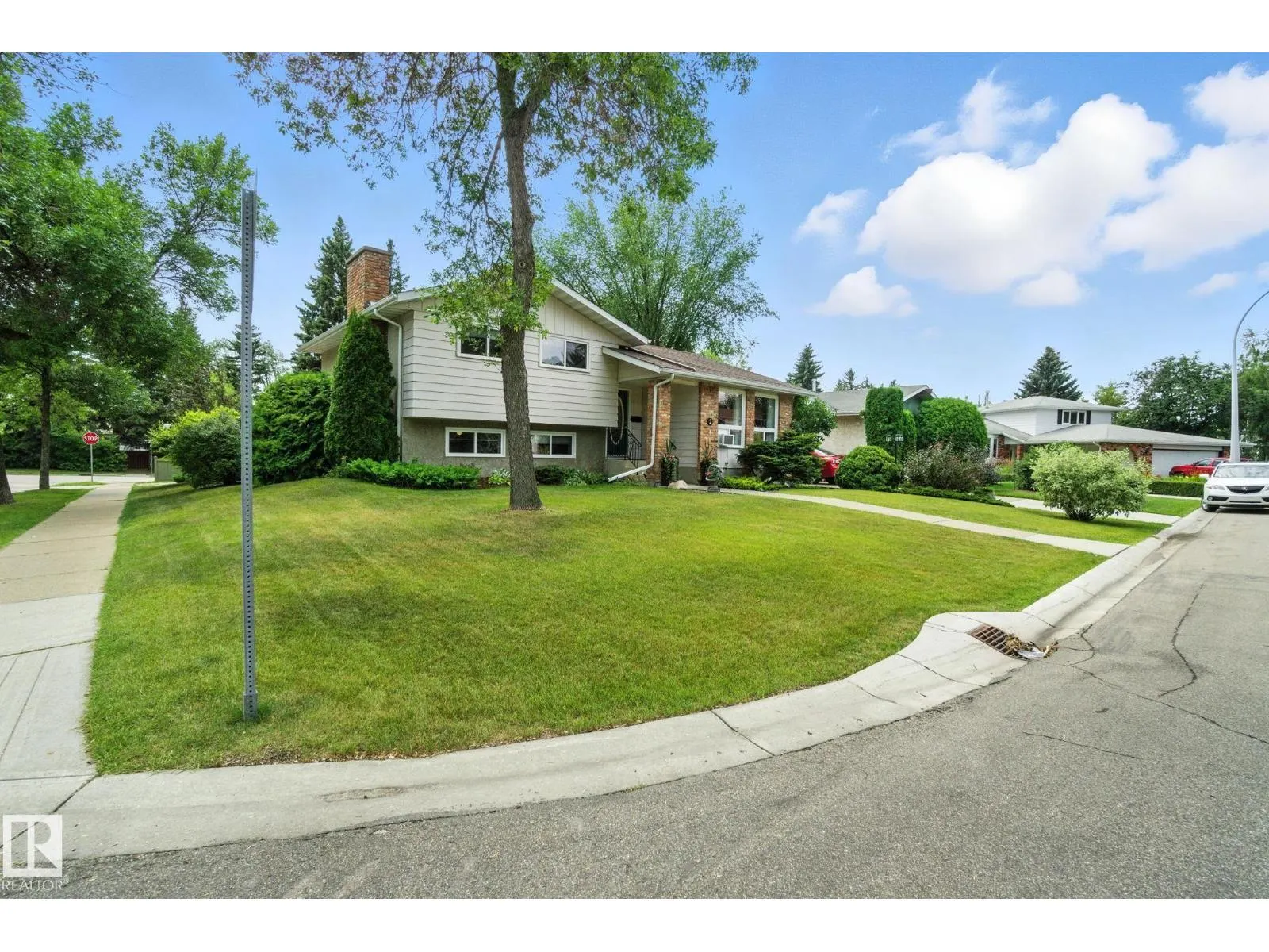 2 LAYDON DR