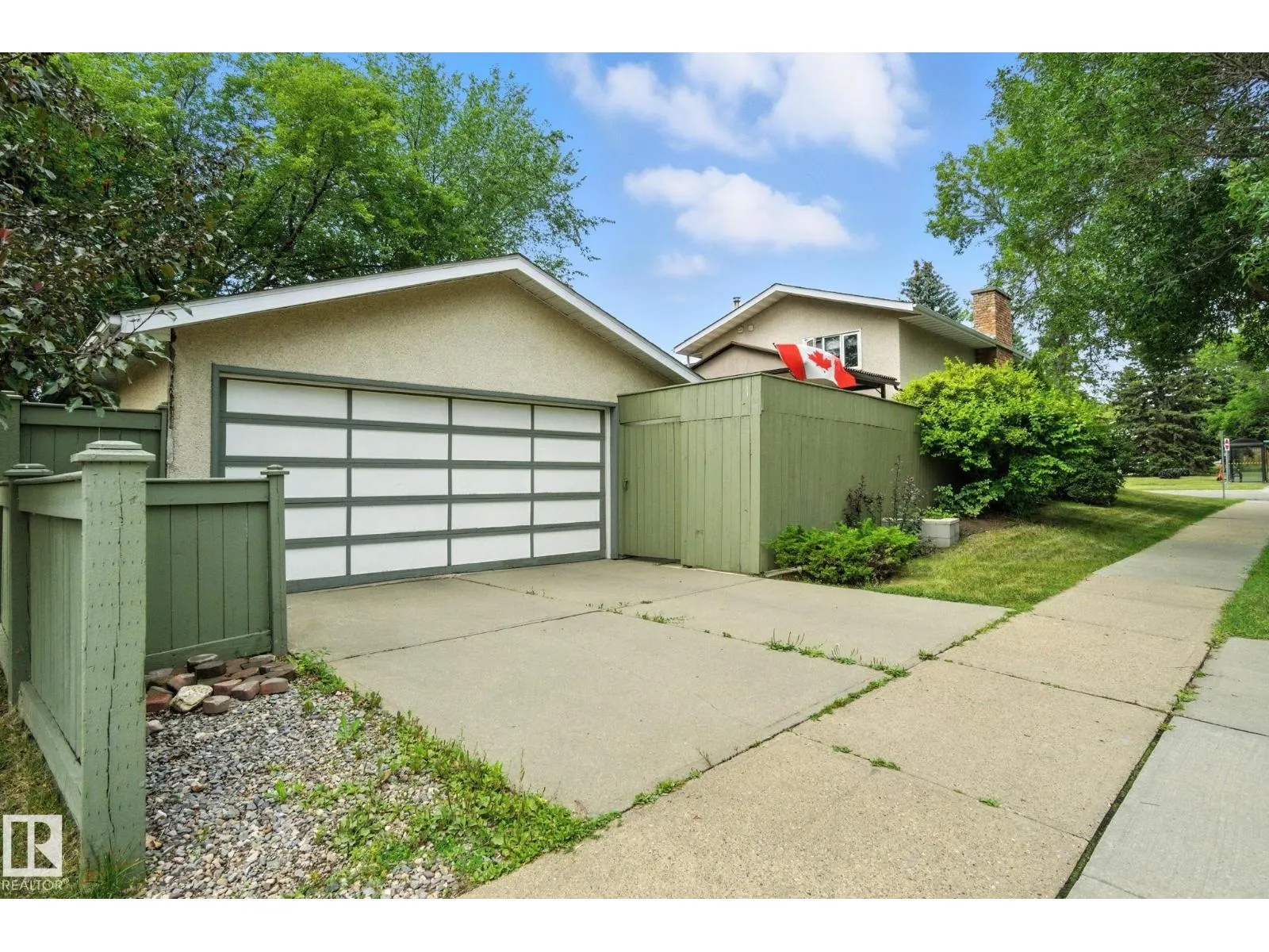 2 LAYDON DR