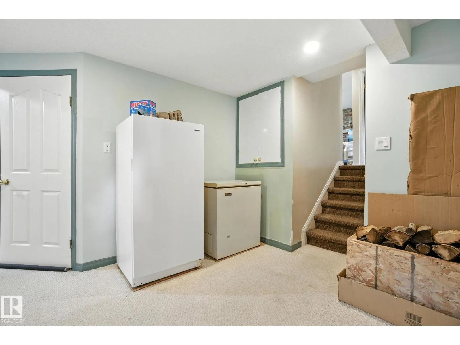 2 LAYDON DR