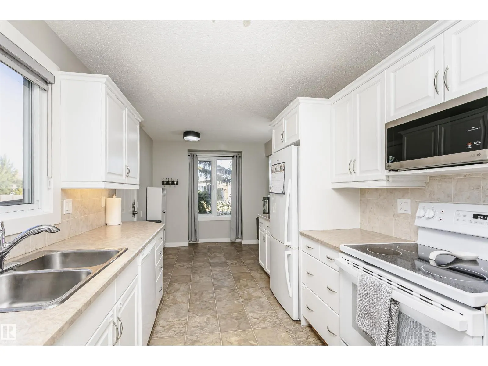 18331 68 AV NW