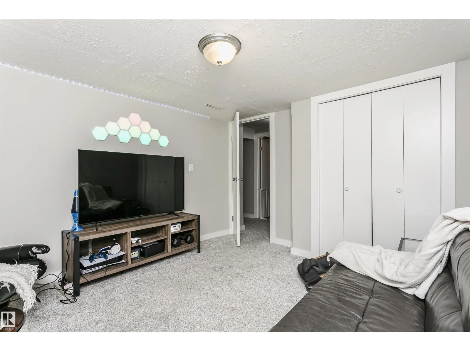 18331 68 AV NW