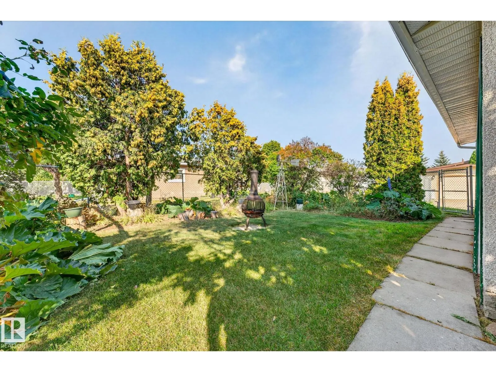 15211 95 ST NW
