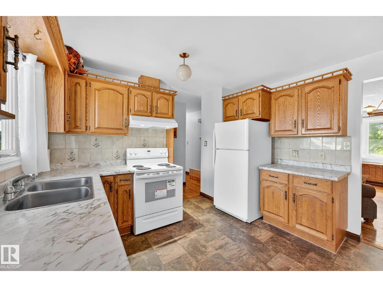 15211 95 ST NW