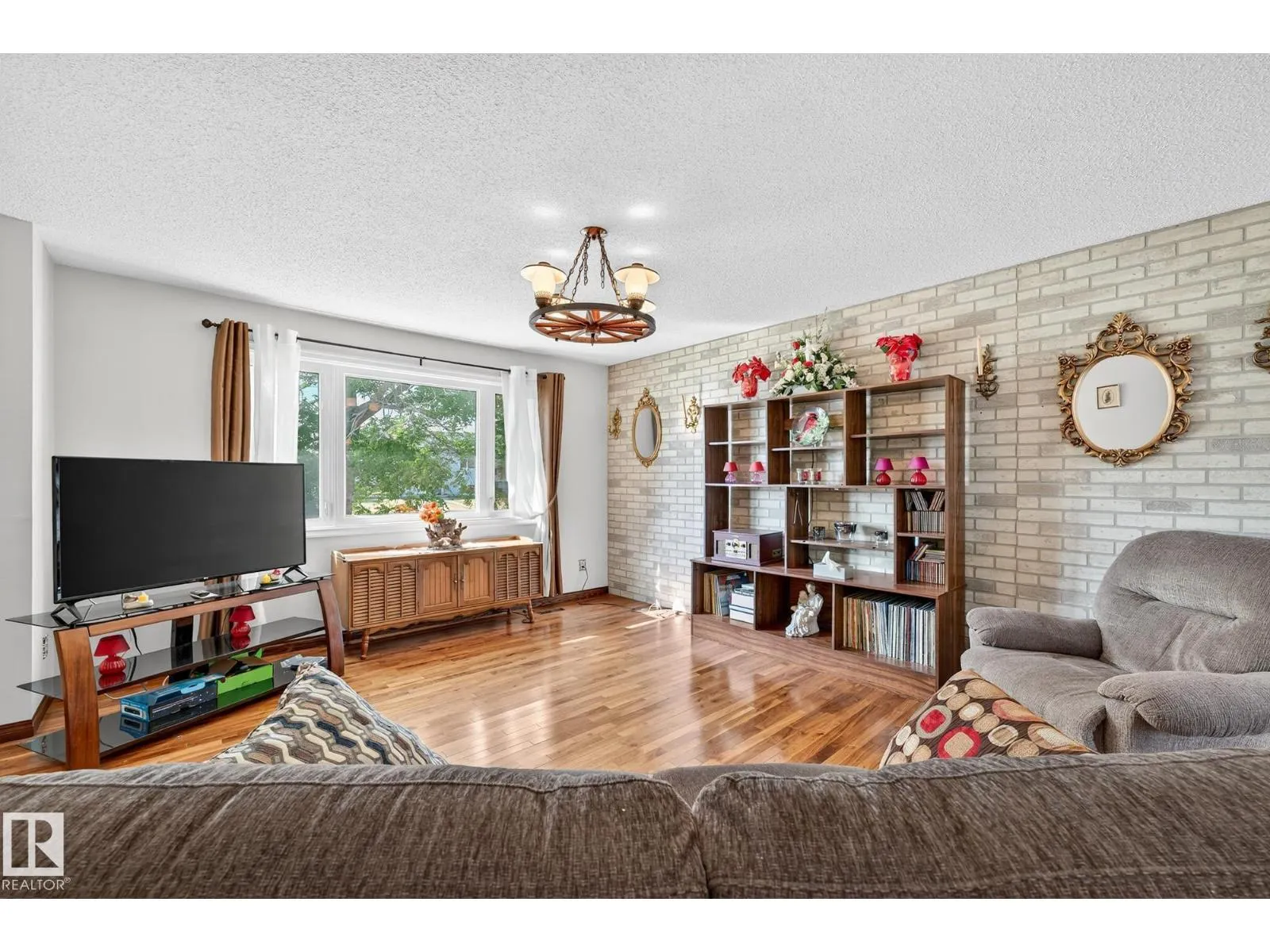 15211 95 ST NW