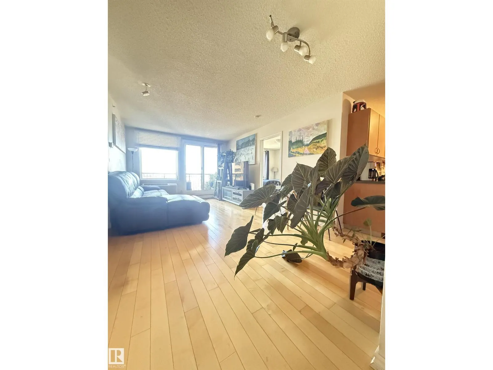 #1704 10180 104 ST NW