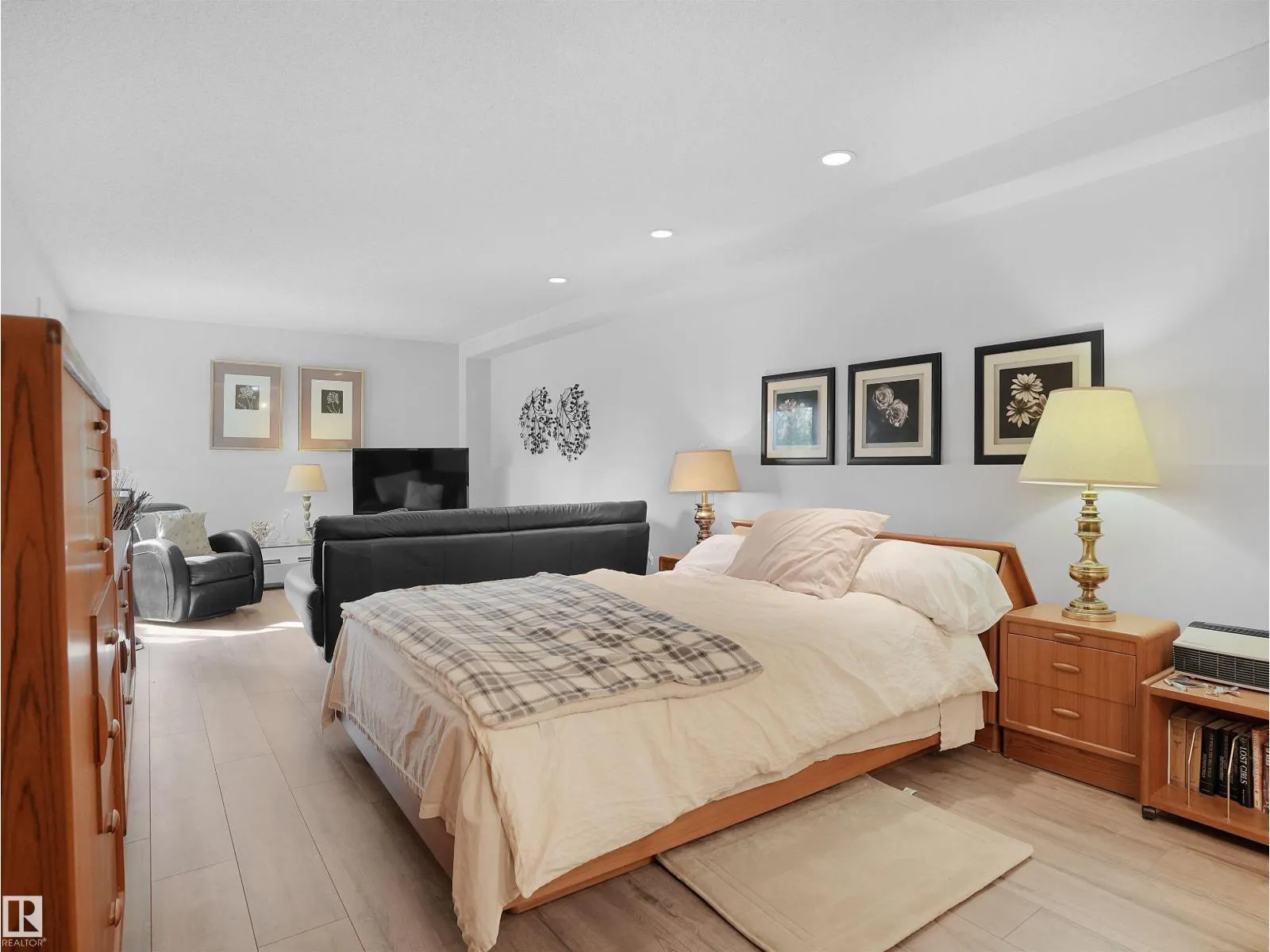 #102 4404 122 ST NW