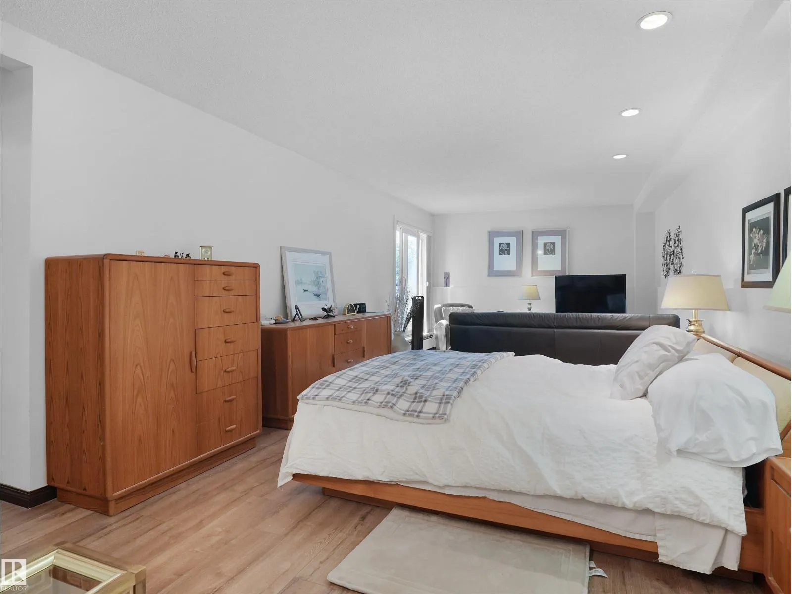 #102 4404 122 ST NW