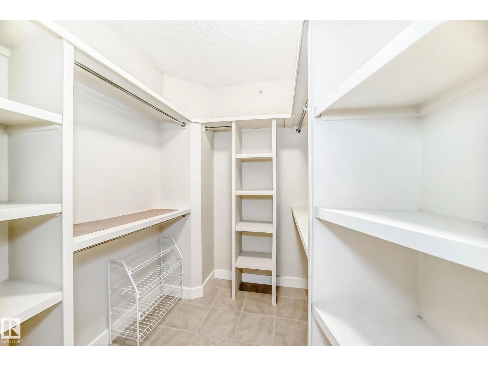 #404 10028 119 ST NW