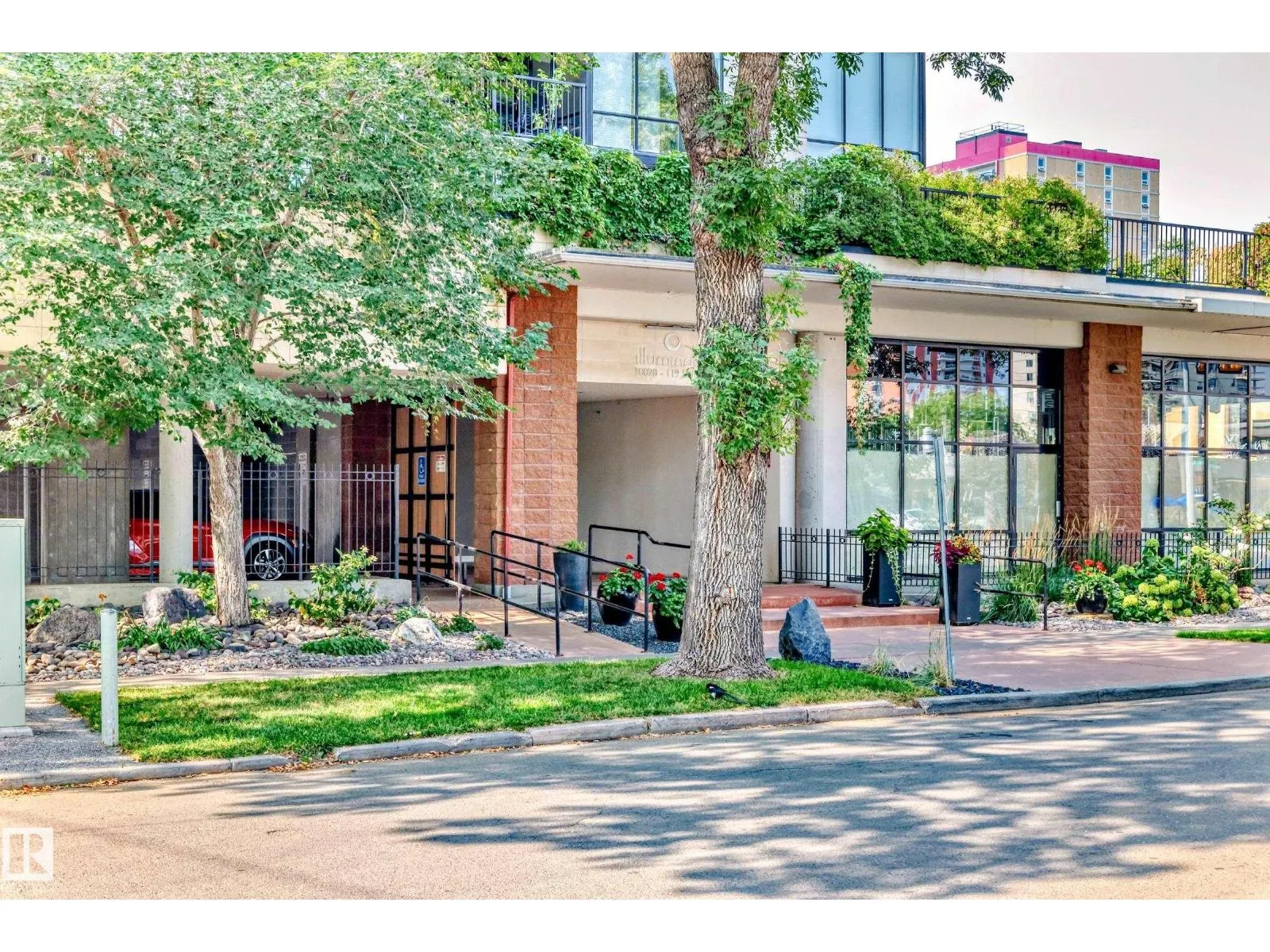 #404 10028 119 ST NW