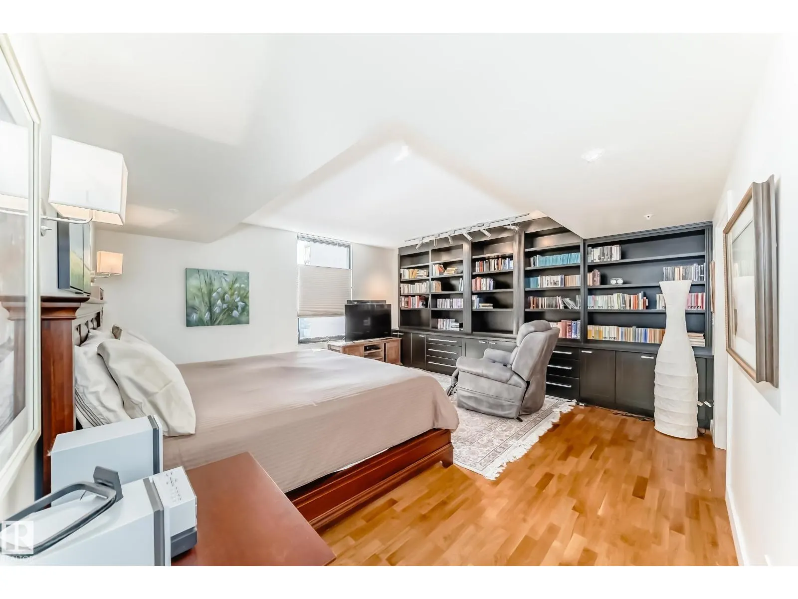 #404 10028 119 ST NW